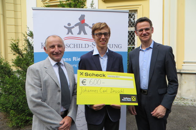 Beste vorwissenschaftliche Arbeit: Johannes Droschl vom B(R)G Leibnitz mit seinem Betreuungslehrer Mag. Manfred Erjauz und Direktor Mag. Josef Wieser