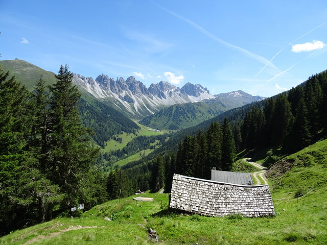 Blick über die Salfeinsalm (1738m) und die im Senderstal liegende Kemater Alm (1673m) Richtung Kalkkögel