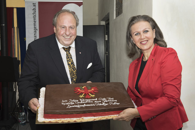 mc Präsident Tirol Helmut Lutz  / Wirtschafts-Landesrätin Patrizia Zoller- Frischauf mit der Geburtstagstorte des Landeshauptmannes für den mc Tirol. | Foto: mc Tirol