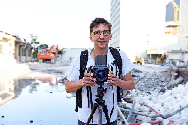 Mit seiner ständigen Begleiterin, der Mamyia RZ67, durchstreift der Fotograf Kurt Prinz die Ruinen der Stadt und schießt außergewöhnliche Bilder.