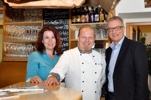 Gemeindevertreterin Evelyn Leitner aus Hof und SPÖ-Klubvorsitzender Walter Steidl (rechts) besuchten Martin Edlinger in seinem Restaurant.