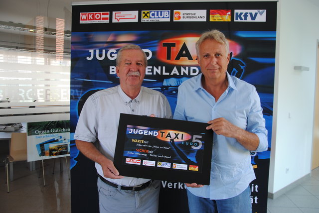 Bürgermeister Ernst Schmid und Obmann Patrick Poten starten das „Jugendtaxi“ in Oggau