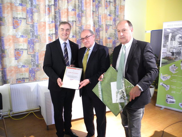 WKNÖ-Vizepräsident Christian Moser überraschte den Geschäftsführer mit einer Ehrenurkunde und gratulierte Johann Donabauer (mi) zu seinen hervorragenden betrieblichen Erfolgen gemeinsam mit Bauamtsleiter Josef Stadler.
