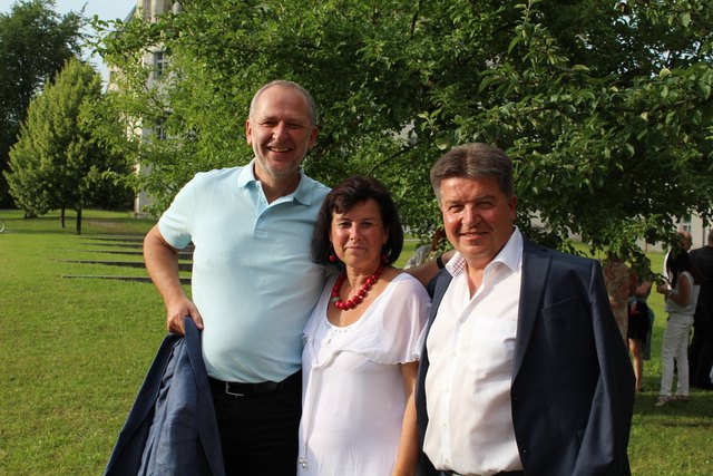 Birgit Gerstorfer mit Gerhard Straßer (l.), dem interimistischen AMS-Chef von Oberösterreich, und ihrem Vorgänger als SPÖ-Chef und Landesrat Reinhold Entholzer (r.).