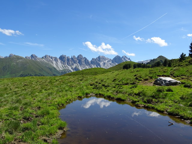 ... hoch auf Salfeins (2000m) mit Blick zu den Kalkkögeln