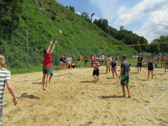 Schülerinnen des RG Lambach bei Beach-Volleyball