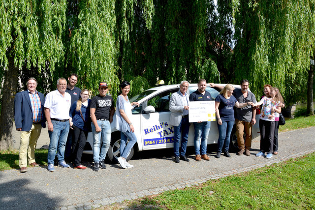 Thomas Reibenschuh mit Bgm. Schlagholz (Mitte) bei der Übergabe mit Familie Hutter (re.) | Foto: KK