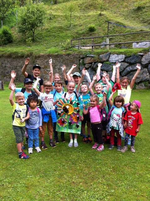 Die Volksschule Lölling "Land und Leben", elf Kinder inklusive der Spielgruppe, zeigen stolz ihr schönes Hummelbild