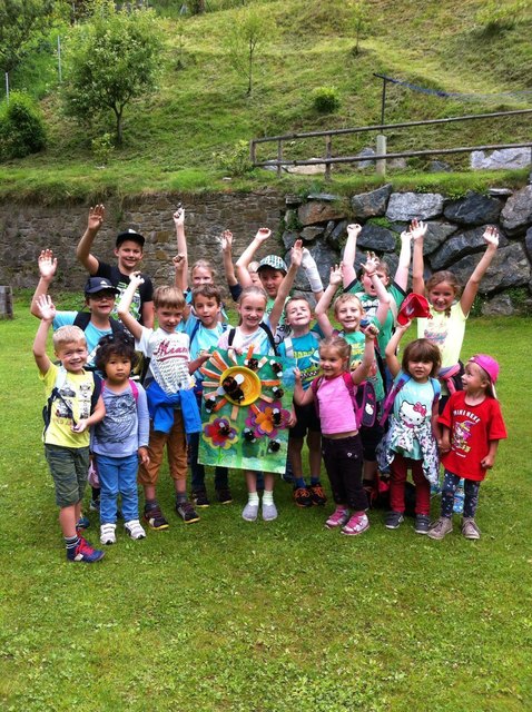 Die Volksschule Lölling "Land und Leben", elf Kinder inklusive der Spielgruppe, zeigen stolz ihr schönes Hummelbild | Foto: KK