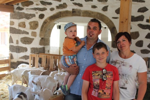 Die Familie Wiesinger im Ziegenstall (von links): Samuel, Klaus, Fabio und Pamela.