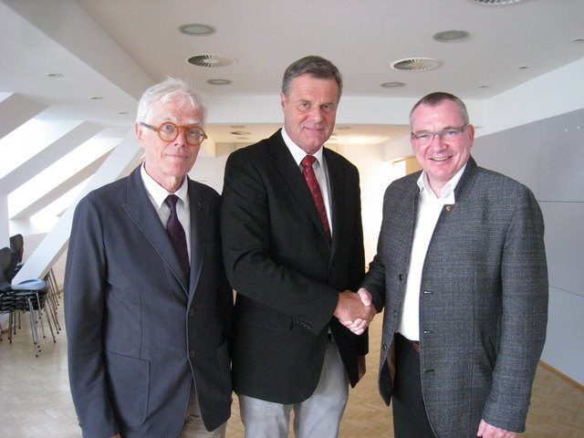Führungswechsel bei Tirols Gemeinnützigen: LR Johannes Tratter (re.) gratuliert dem neuen Obmann Franz Mariacher (Mitte), der auf Klaus Lugger nachfolgt.
