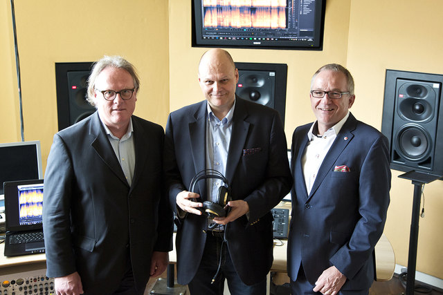 Bild: Im neuen Atmos-Tonstudio der Fachhochschule Salzburg: Gerhard Blechinger (FH-Rektor), Andreas Spechtler (President of Dolby International) und Raimund Ribitsch (FH-Geschäftsführer) (v.l.) | Foto: © FH Salzburg/Laubichler