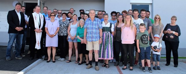Die Mieter erhielten die Schlüssel zu ihren neuen Wohnungen