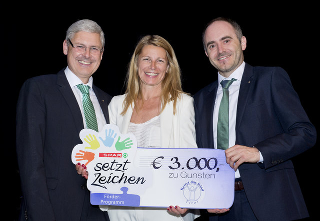 SPAR-Vorstandsdirektor Hans K. Reisch, Bettina Reisch von Rettet das Kind Tirol und SPAR-Geschäftsführer Dr. Christof Rissbacher.