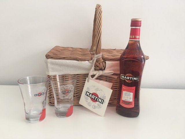 Zum Entspannen: drei Picknickkörbe gefüllt mit Martini-Produkten. | Foto: Privat