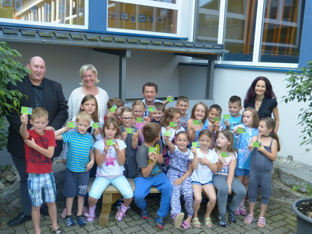 Alexander Gruber, Gabriele Aigenstuhler, Robert Templ und Julia Weberstorfer (v.l.) mit den Volksschülern.