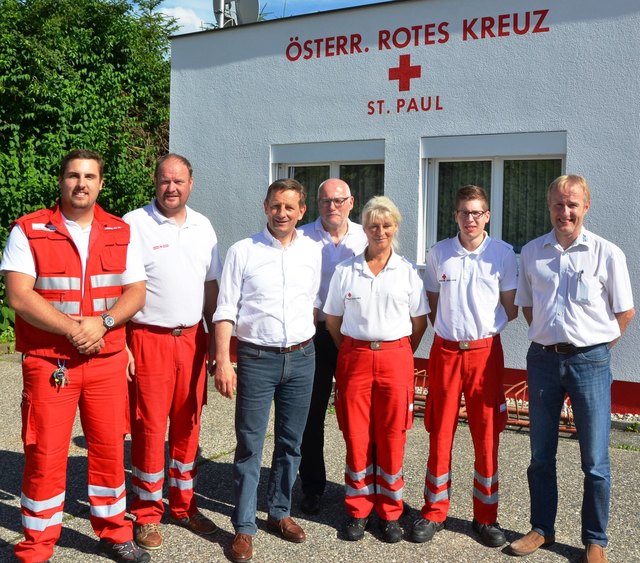 Auch Blaulichtorganisationen trifft die Erleichterung: Landesrat Christian Benger mit Vertretern des Kärntner Roten Kreuzes
