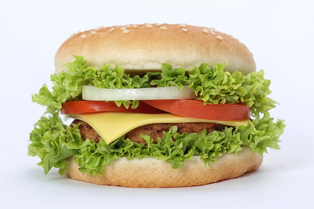 Zum Grillen: 10x2 Burgerbrötchen, Rindfleisch und Ketchup aus Italien. | Foto: Pixelio/Reckmann