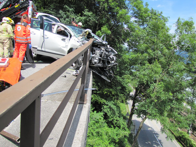 Die Feuerwehr sicherte das Fahrzeug gegen einen möglichen Absturz und rettete den Fahrer aus dem Wrack. | Foto: ZOOM.Tirol