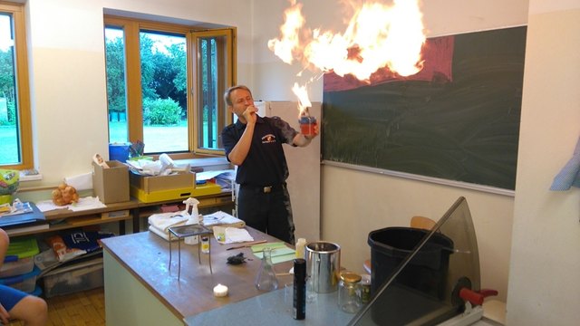 Eine brandheiße Feuer-Demonstration in der Volksschule Preding Zwaring-Pöls mit Daniel Petrowitsch.