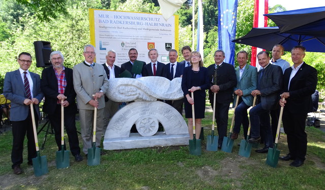 Vertreter der Politik, Wasserbehörde und Murkommission aus Österreich und Slowenien beim Spatenstich in Bad Radkersburg.