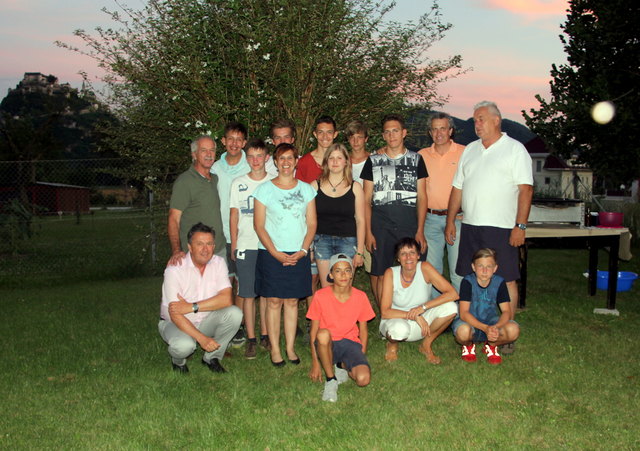 Einige Jugendliche mit Betreuern und Gästen beim Abschlussfest im Garten des Pfarrhofs.