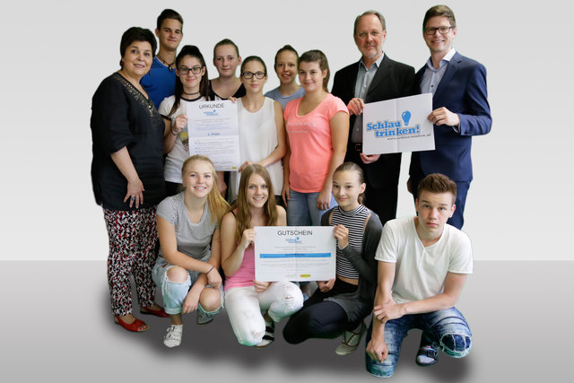 Fachvorständin Gertrude Herper-Schachner (li.), . Manuel Schätzer (hinten re.), Direktor Hans Georg Gottsberger (2. v.re) mit SchülerInnen der HLW Leoben bei der Übergabe der „Schlau trinken Schule 2016“-Urkunde.