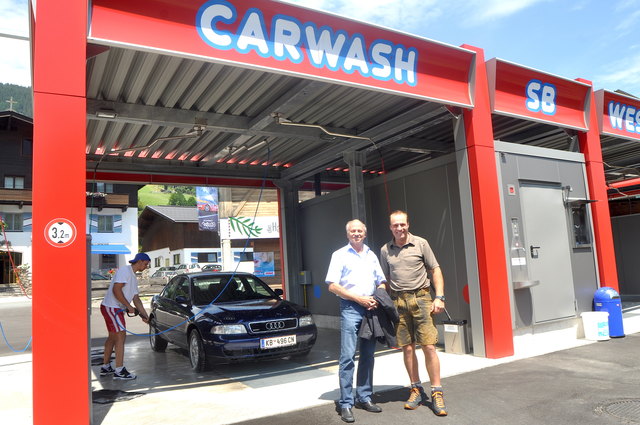 WK-Obmann Klaus Lackner (li.) besuchte an den Eröffnungstagen Car Wash-Chef Stefan Lamprecht.