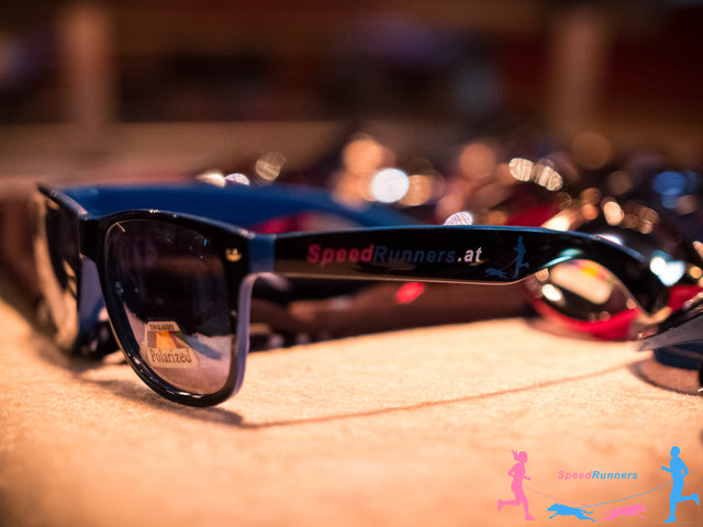 SpeedRunners.at Sonnenbrillen in blau © Die Wiener Lichtbildmanufaktur