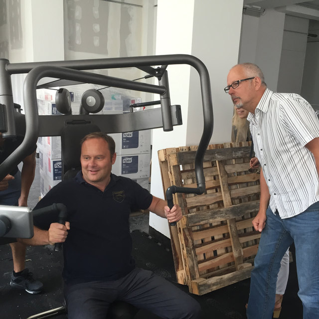 Der Bürgermeister lässt die Muskeln ein wenig spielen. Der Spaßfaktor ist groß.