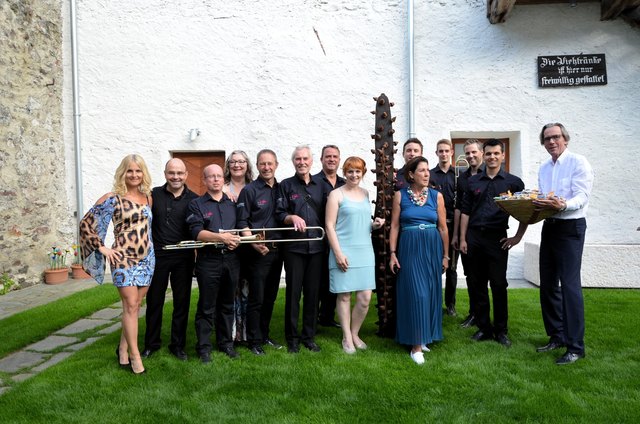 Die Big Band Gmünd mit den Sängerinnen Sigrun Schrettlinger-Rindlisbacher, Gabriele Kari und Monika Peitler sowie den Gastgebern Gertrud und Georg Rotter-Sorgo