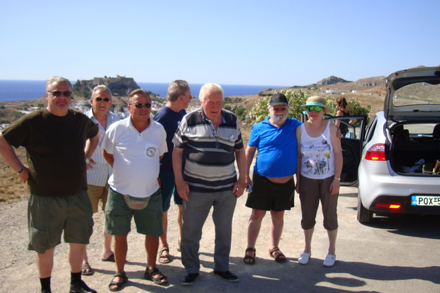 Die Gruppe vor dem Dörfchen Lindos mit seiner Akropolis am Burgberg.
(v. li.): Michael Schreiner, Alfred Kager, Herbert Nemec, Heinz Höller, Sepp Reichmann, Karl Scambor und die Kellnerin Heidi Kremsl, die ihren ersten Flug mit großer Begeisterung erlebte.
