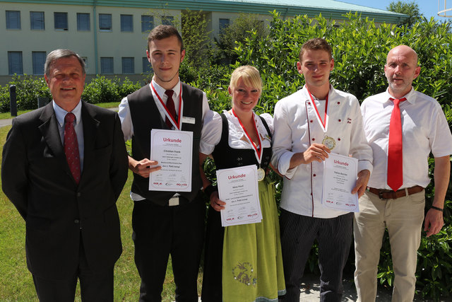 Direktor Ernst Kohm (li.) und vida-Geschäftsführer Thomas Berger (r.) gratulierten Christian Frank, Nina Pauli und Tobias Bacher zu ihren ausgezeichneten Platzierungen. | Foto: vida