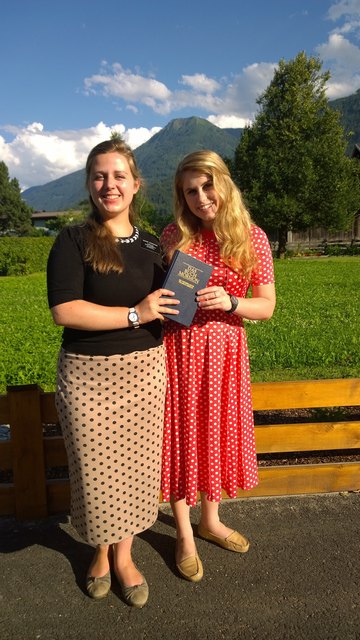 Sister Gudnason und Sister Harrick mit dem Buch Mormon als weiterer Zeuge für Jesus Christus