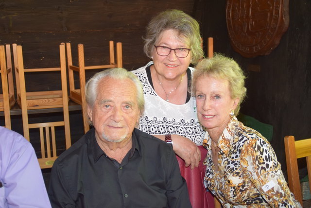 Kamen aus Hawaii zu Monika Vadasz (Mitte): der gebürtige Heiligenkreuzer Hermann Allerstorfer und seine Frau Eva.