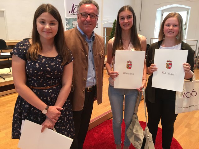 Landesrat Heinrich Schellhorn gratuliert den Siegerinnen des ersten Salzburger Dialekt Poetry Slams. Von links: Anna Schober (3. Platz) , Kathrin Gruber (1. Platz) und Anna Nindl (2. Platz, Bramberg).