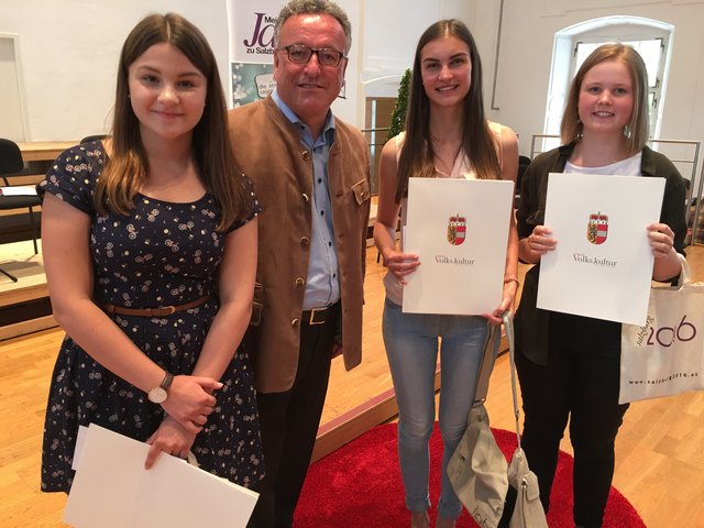 Landesrat Heinrich Schellhorn gratuliert den Siegerinnen des ersten Salzburger Dialekt Poetry Slams. Von links: Anna Schober (3. Platz) , Kathrin Gruber (1. Platz)  und Anna Nindl (2. Platz, Bramberg). | Foto: Franz Wieser