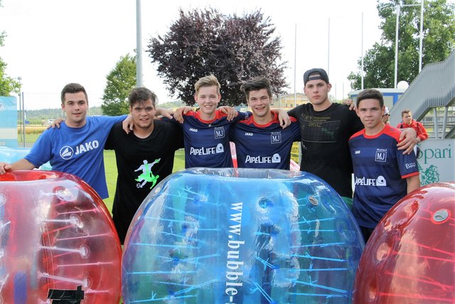 Gabriel und Valentin Petschnigg, Wolfgang Weingraber, Florian Hirschmugl, Horst Bachner und Benjamin Kiegerl gewannen das Bubble Soccer Turnier der JVP.