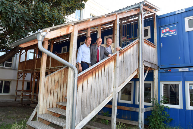 Stadtrat Gerald Ukmar, Direktor Michael Päuerl und Bürgemeister Hans Stefan Hintner (von links) bei den Containern in der Keimgasse, die hoffentlich bald einem Zubau weichen können. | Foto: Garaus