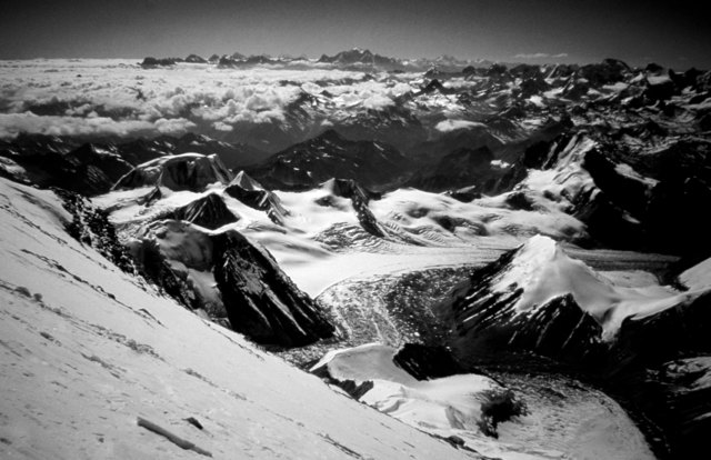 An der 8000 er Grenze - im Aufstieg zum 8201m hohe Cho Oyu. Ich spüre in einer anderen Welt zu sein, losgelöst von allem Weltlichen. Die Aufnahme entstand am 20 Mai 1998 um ca 0800 Uhr. 2500 m tiefer auf der Moräne steht unser vorgeschobenes Basislager. Ganz im Hintergrund der Shisha Pnagma, ein 8000 er der gängzlich auf tibetischen Boden steht!