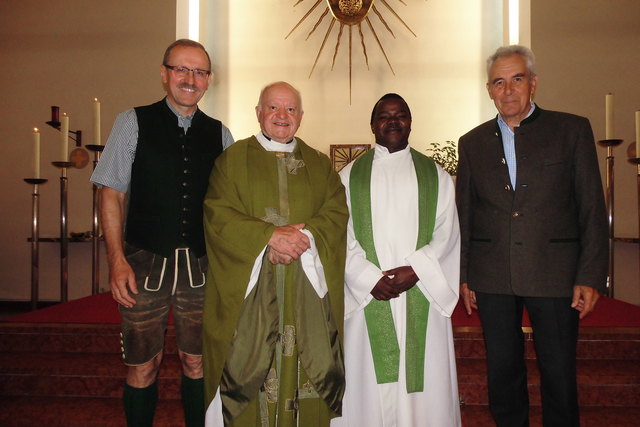 Bei der Jubiäumsfeier: PGR-Obmann August Lemmerer, Pater Matthias Achleitner, Kaplan Michael Lubega, PGR-Obmann Stellv. Franz Streibl | Foto: Privat