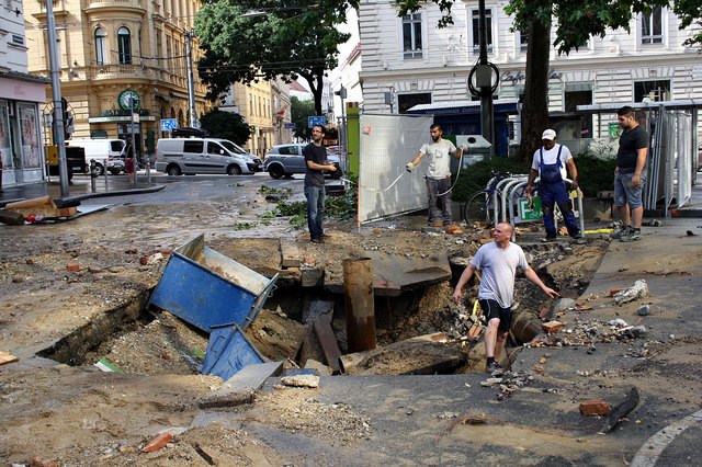 Überschwemmung in der Josefstadt: Nach einem Rohrbruch beginnt man nun mit der Behebung des Schadens.