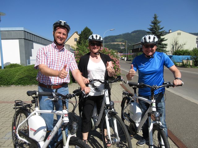 Florian Angerer (li.), GF Autohaus Puntinger, unterweist die Test-E-Biker Bettina Thallmann und Wolfgang Gaube. | Foto: CR