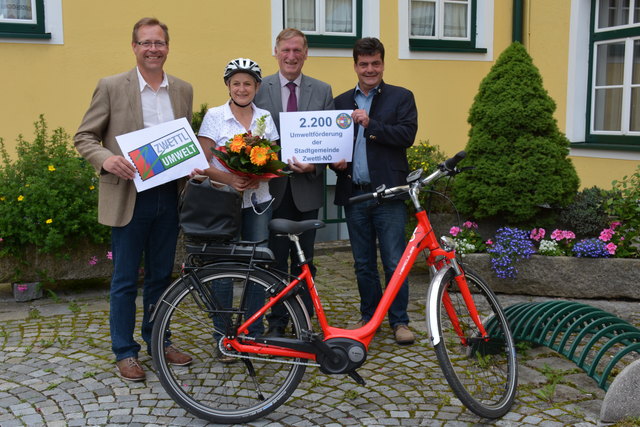 Erika Stocker (2. v.li.) freute sich über die persönliche Übergabe der „Jubiläumsförderung“ durch Stadtamtsdirektor-Stv. Mag.(FH) Werner Siegl, Bürgermeister Herbert Prinz und Stadtrat Erich Stern (v.l.). | Foto: Stadtgemeinde Zwettl
