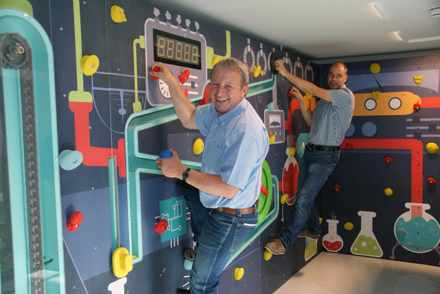 Auch die beiden Geschäftsführer der Seilbahn Komperdell, Georg Geiger (li.) und Stefan Mangott (re.), testeten die Attraktionen im PlayIN Serfaus.