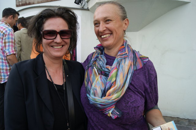 Darinka (rechts) ist bereits Gesellschafterin und freut sich mit Freundin Monica auf ein erfolgreiches Projekt