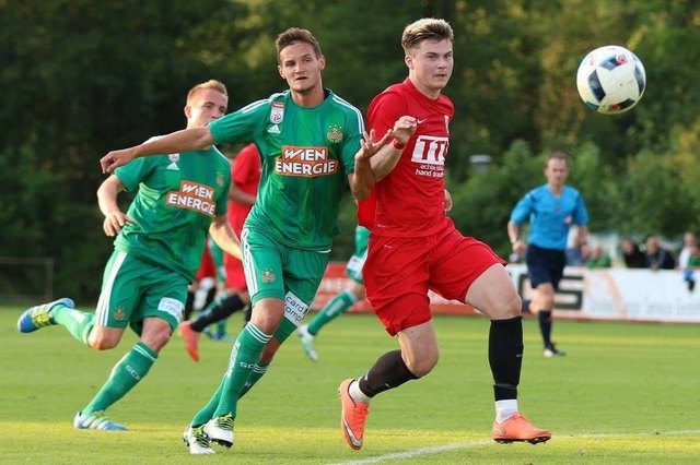 Philipp Schmiedl (l.) unterschieb beim Erste Liga-Verein LASK Linz seinen ersten Profivertrag. "Es könnte derzeit nicht besser laufen!" | Foto: zVg