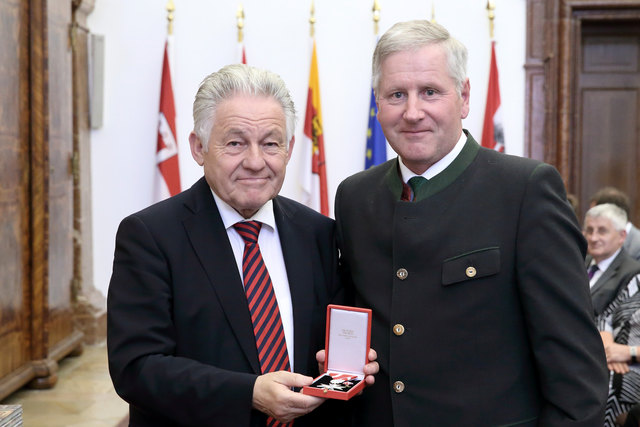 Josef Salletmayr (r.) mit Landeshauptmann Josef Pühringer. | Foto: Land OÖ/Stinglmayr