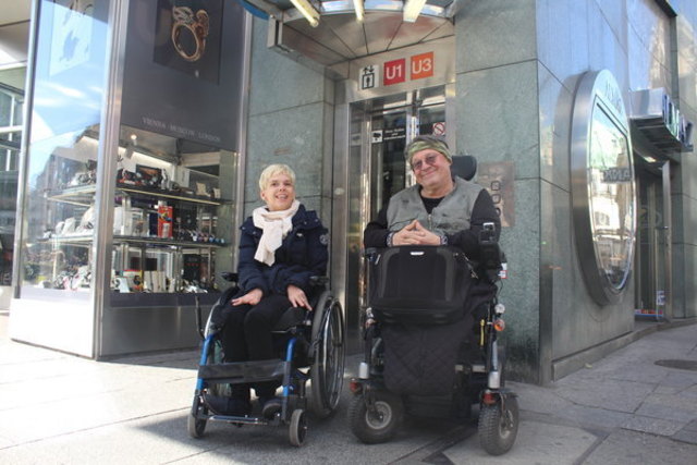 Oft kommt es zu langen Wartezeiten beim einzigen Lift am Stephansplatz. | Foto: bz