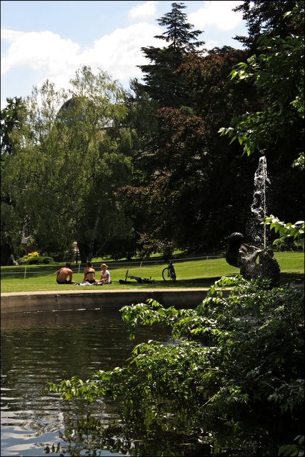 Stille Teiche mit Springbrunnen laden zum Entspannen ein